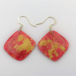 Boucles d'oreilles en bois de loupe d'érable teintée en rouge